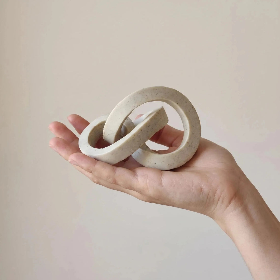 Nordic-Style Resin Artistic Knot Ornament Minimalist Home Decor Sculpture for Bedrooms, Living Rooms, Office Abstract Art Decor